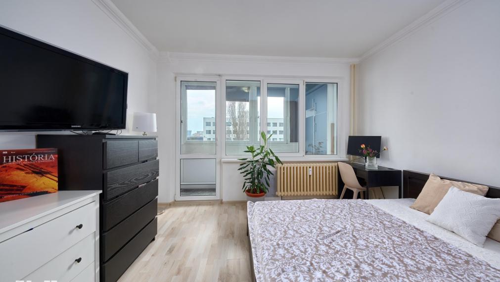 Neibrs | 2,5 izb. byt oproti Figaru,čiastočná rekonštrukcia, loggia aj balkón