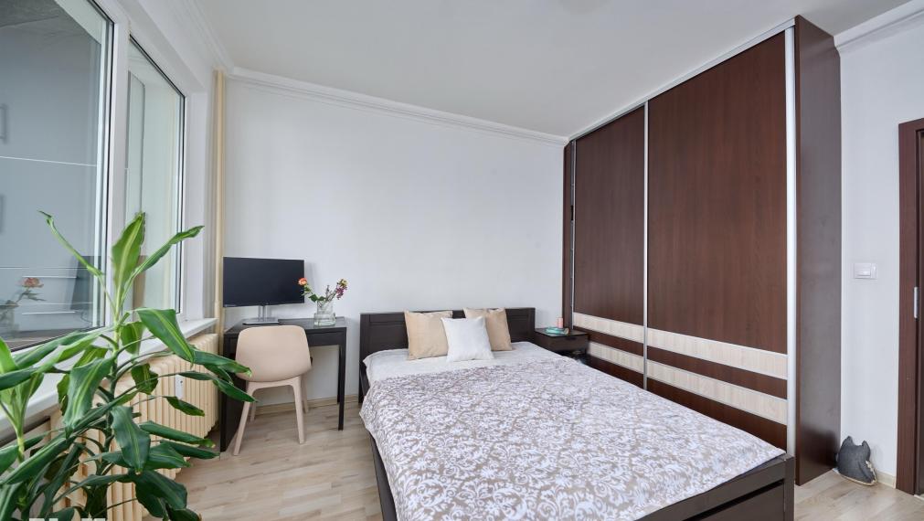 Neibrs | 2,5 izb. byt oproti Figaru,čiastočná rekonštrukcia, loggia aj balkón