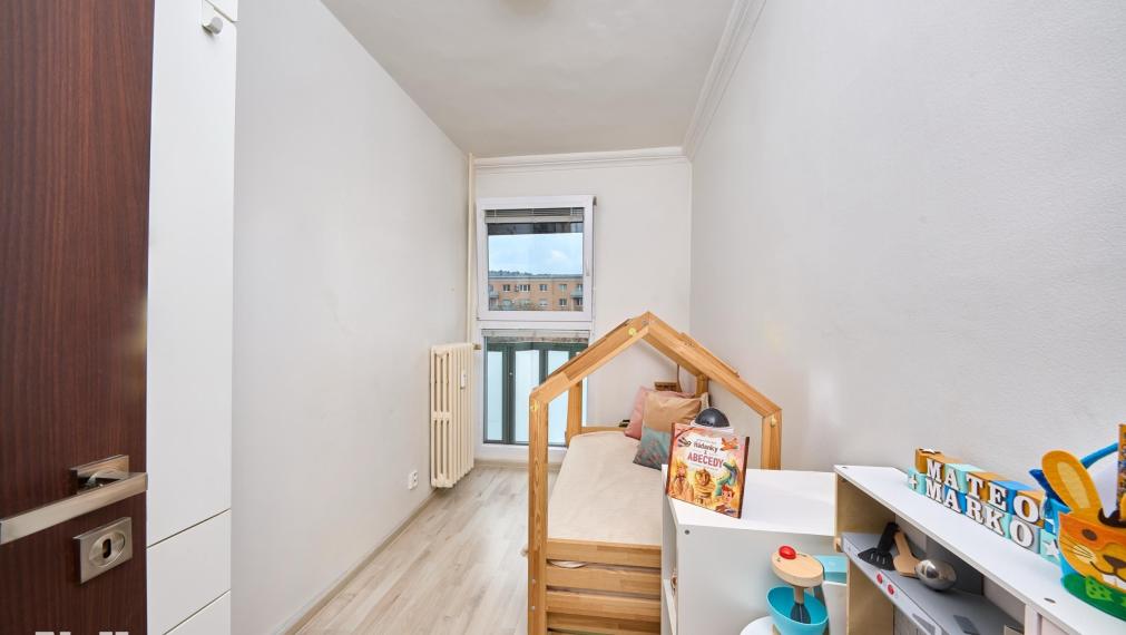 Neibrs | 2,5 izb. byt oproti Figaru,čiastočná rekonštrukcia, loggia aj balkón