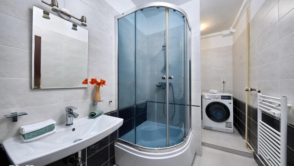 Neibrs | 2,5 izb. byt oproti Figaru,čiastočná rekonštrukcia, loggia aj balkón