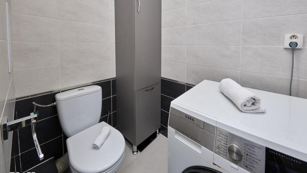 Neibrs | 2,5 izb. byt oproti Figaru,čiastočná rekonštrukcia, loggia aj balkón