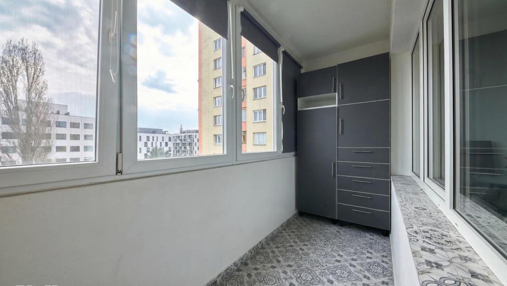 Neibrs | 2,5 izb. byt oproti Figaru,čiastočná rekonštrukcia, loggia aj balkón