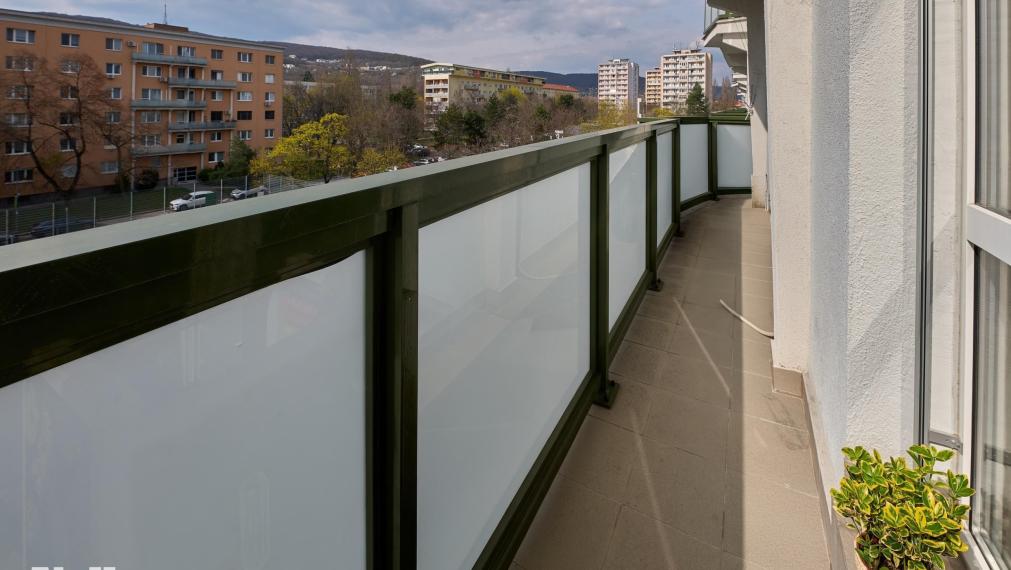 Neibrs | 2,5 izb. byt oproti Figaru,čiastočná rekonštrukcia, loggia aj balkón