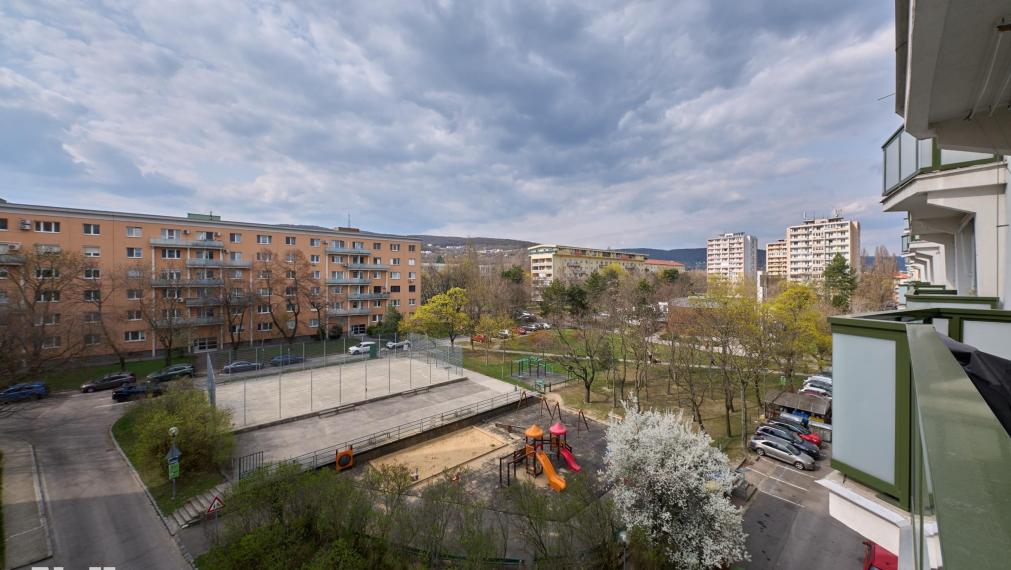 Neibrs | 2,5 izb. byt oproti Figaru,čiastočná rekonštrukcia, loggia aj balkón