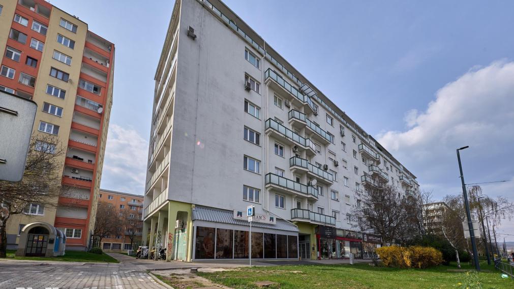 Neibrs | 2,5 izb. byt oproti Figaru,čiastočná rekonštrukcia, loggia aj balkón