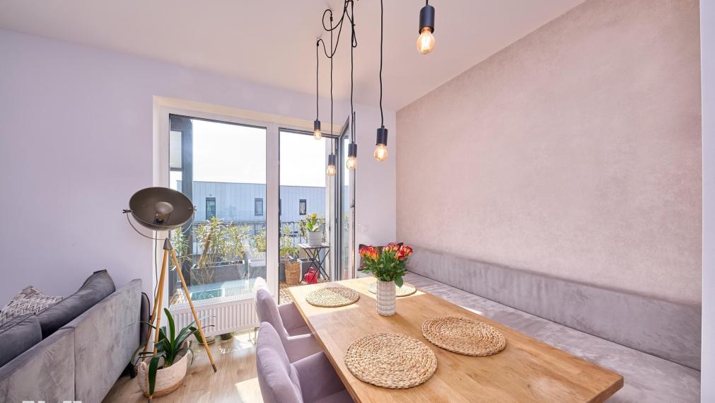 Neibrs |  4 - izbový priestranný byt na najvyššom poschodí v projekte Slnečnice – Viladomy.  