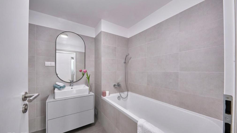 Neibrs |  4 - izbový priestranný byt na najvyššom poschodí v projekte Slnečnice – Viladomy.  