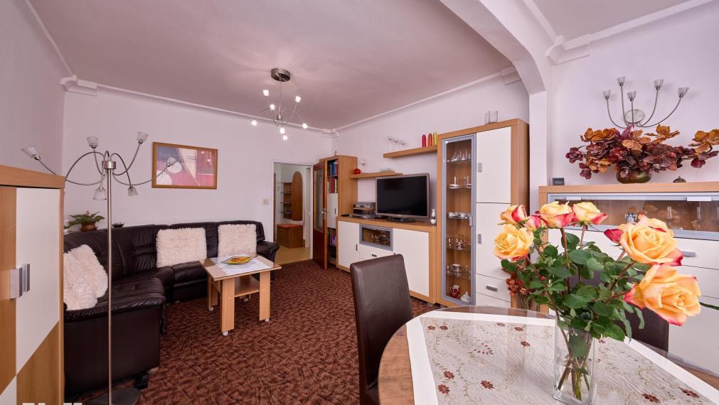 Neibrs | Na predaj 3,5 izb byt vedľa Mladej Gardy, pôvodný stav, plastové okná, dve loggie, samostatné izby