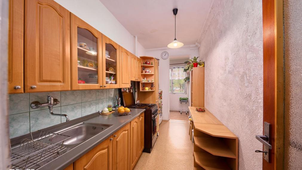 Neibrs | Na predaj 3,5 izb byt vedľa Mladej Gardy, pôvodný stav, plastové okná, dve loggie, samostatné izby