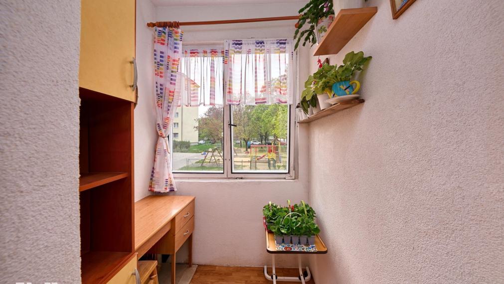 Neibrs | Na predaj 3,5 izb byt vedľa Mladej Gardy, pôvodný stav, plastové okná, dve loggie, samostatné izby