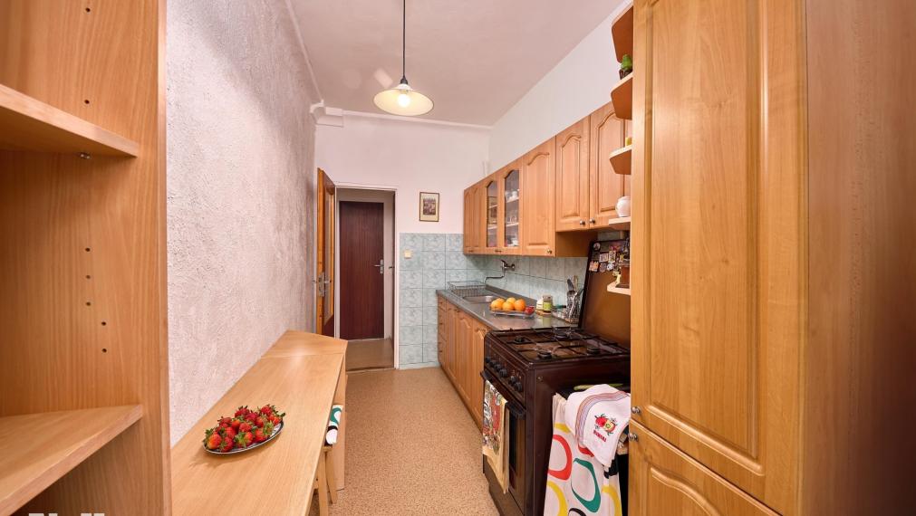 Neibrs | Na predaj 3,5 izb byt vedľa Mladej Gardy, pôvodný stav, plastové okná, dve loggie, samostatné izby