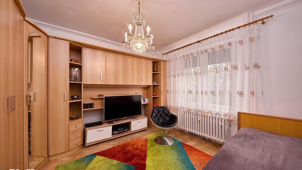 Neibrs | Na predaj 3,5 izb byt vedľa Mladej Gardy, pôvodný stav, plastové okná, dve loggie, samostatné izby