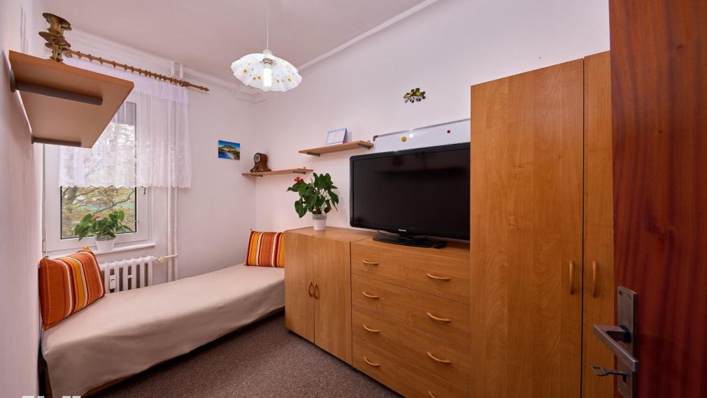 Neibrs | Na predaj 3,5 izb byt vedľa Mladej Gardy, pôvodný stav, plastové okná, dve loggie, samostatné izby