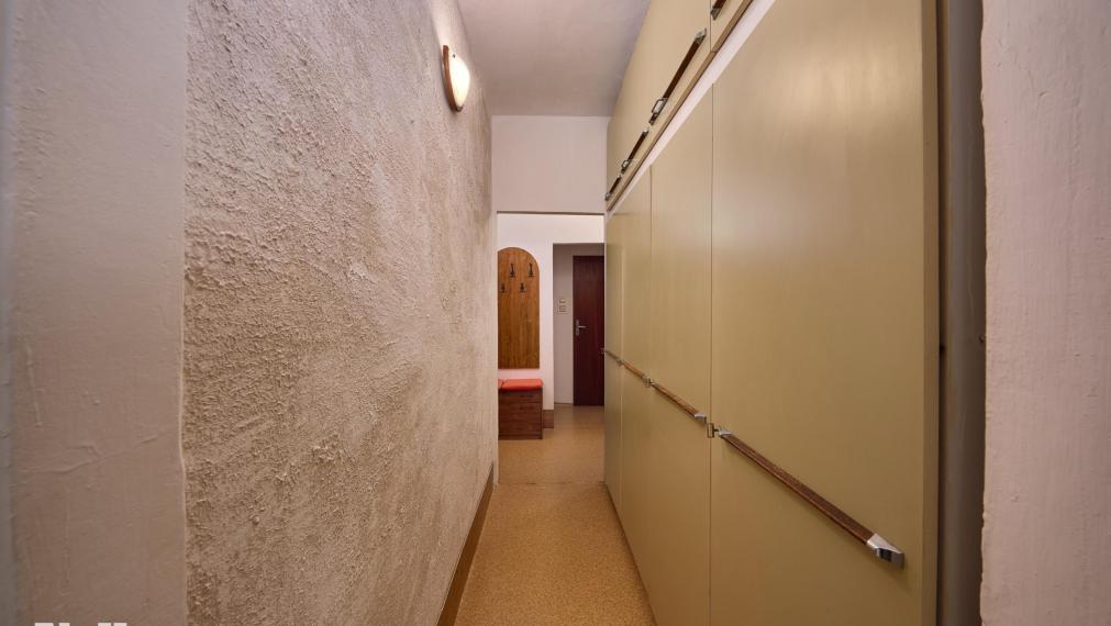 Neibrs | Na predaj 3,5 izb byt vedľa Mladej Gardy, pôvodný stav, plastové okná, dve loggie, samostatné izby