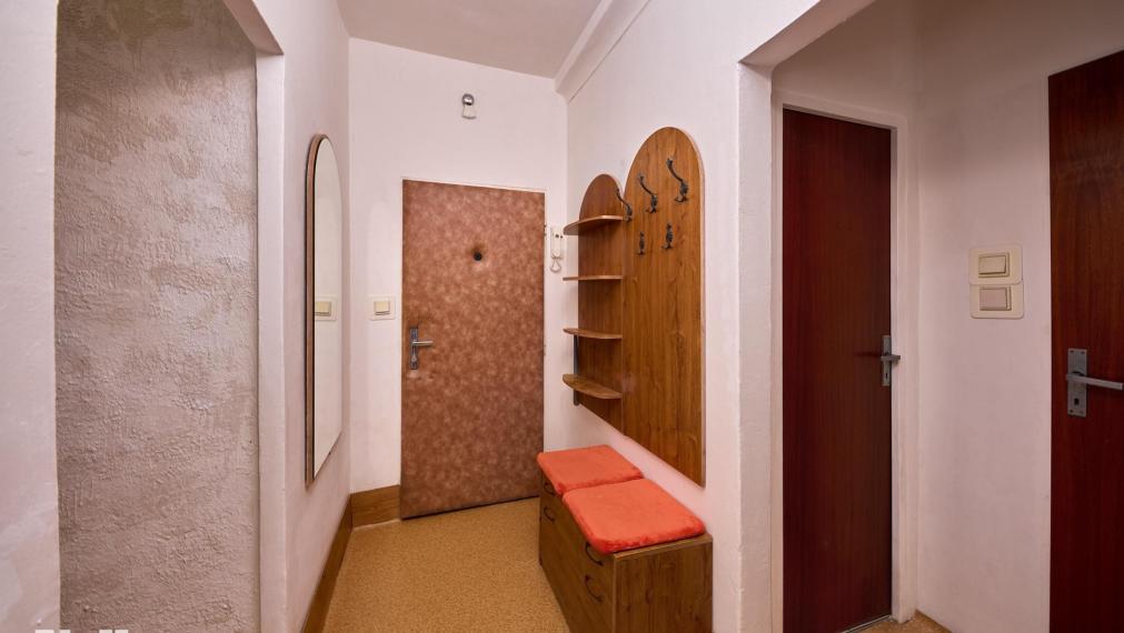 Neibrs | Na predaj 3,5 izb byt vedľa Mladej Gardy, pôvodný stav, plastové okná, dve loggie, samostatné izby