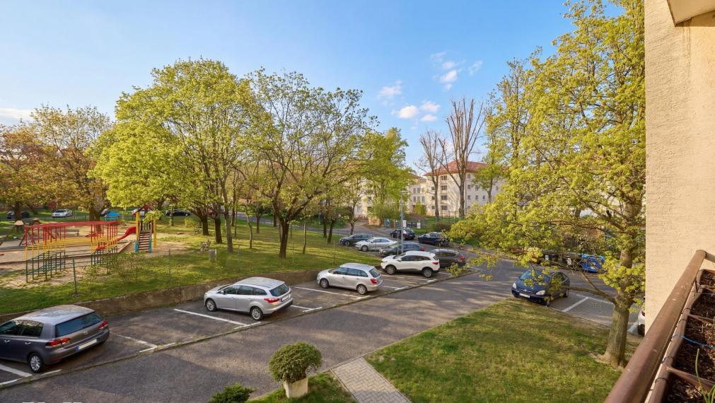 Neibrs | Na predaj 3,5 izb byt vedľa Mladej Gardy, pôvodný stav, plastové okná, dve loggie, samostatné izby