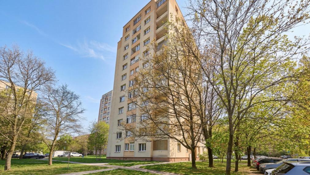 Neibrs | Na predaj 3,5 izb byt vedľa Mladej Gardy, pôvodný stav, plastové okná, dve loggie, samostatné izby