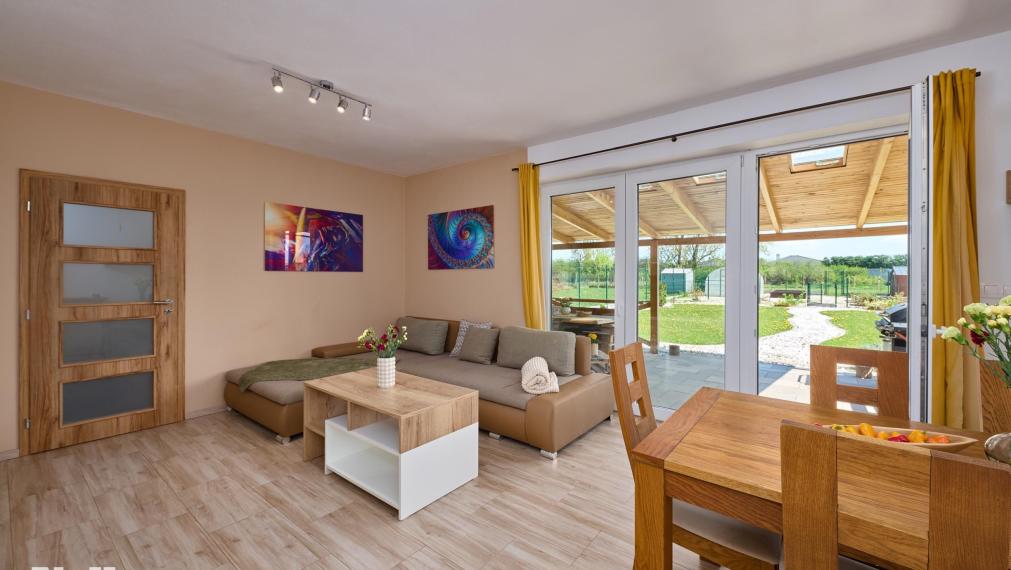 Neibrs | Krásny zariadený 3 izb. byt s vlastnou záhradou 557m2, krytá terasa, 2 parkovacie miesta, Malý Raj