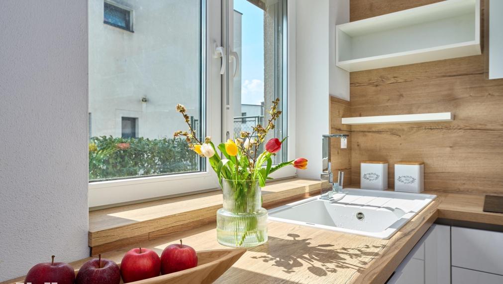 Neibrs | Krásny zariadený 3 izb. byt s vlastnou záhradou 557m2, krytá terasa, 2 parkovacie miesta, Malý Raj