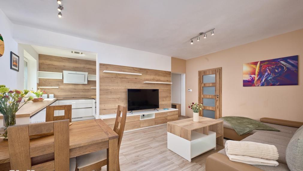 Neibrs | Krásny zariadený 3 izb. byt s vlastnou záhradou 557m2, krytá terasa, 2 parkovacie miesta, Malý Raj