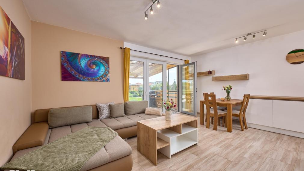 Neibrs | Krásny zariadený 3 izb. byt s vlastnou záhradou 557m2, krytá terasa, 2 parkovacie miesta, Malý Raj