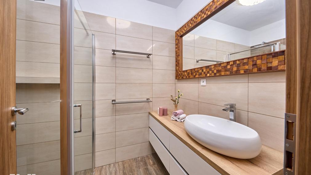 Neibrs | Krásny zariadený 3 izb. byt s vlastnou záhradou 557m2, krytá terasa, 2 parkovacie miesta, Malý Raj