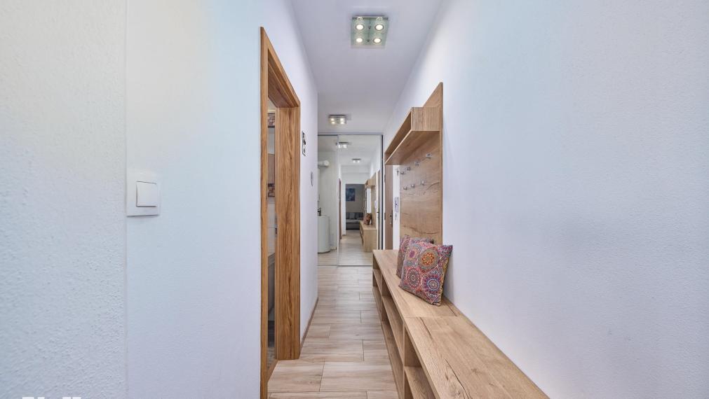 Neibrs | Krásny zariadený 3 izb. byt s vlastnou záhradou 557m2, krytá terasa, 2 parkovacie miesta, Malý Raj