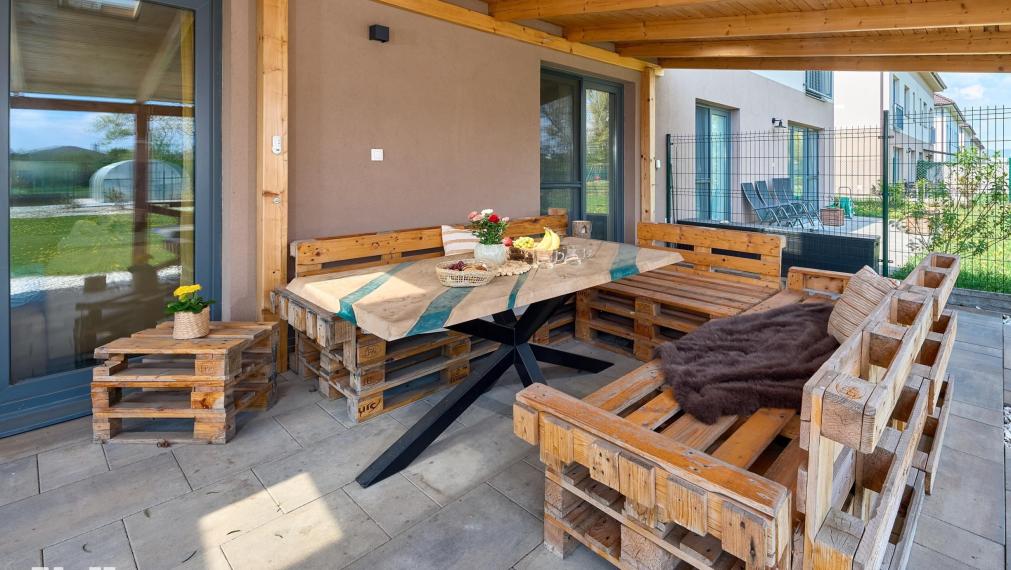 Neibrs | Krásny zariadený 3 izb. byt s vlastnou záhradou 557m2, krytá terasa, 2 parkovacie miesta, Malý Raj