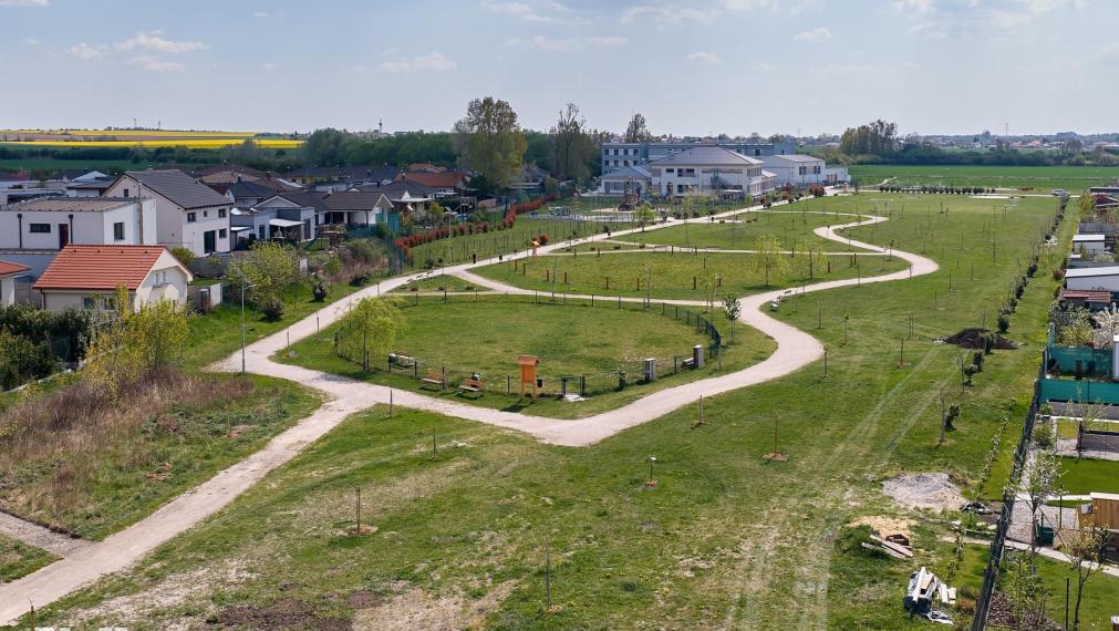 Neibrs | Krásny zariadený 3 izb. byt s vlastnou záhradou 557m2, krytá terasa, 2 parkovacie miesta, Malý Raj