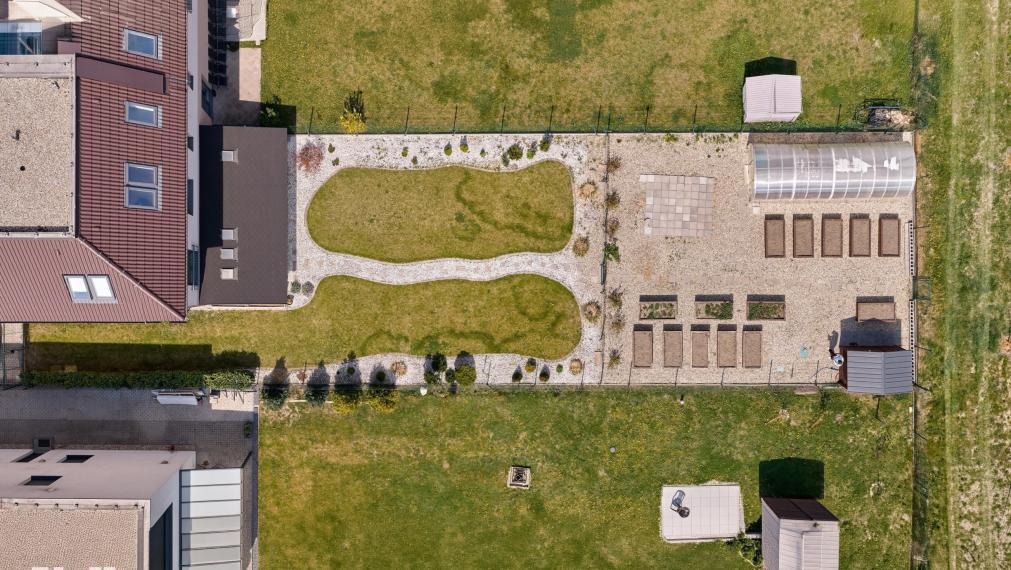Neibrs | Krásny zariadený 3 izb. byt s vlastnou záhradou 557m2, krytá terasa, 2 parkovacie miesta, Malý Raj