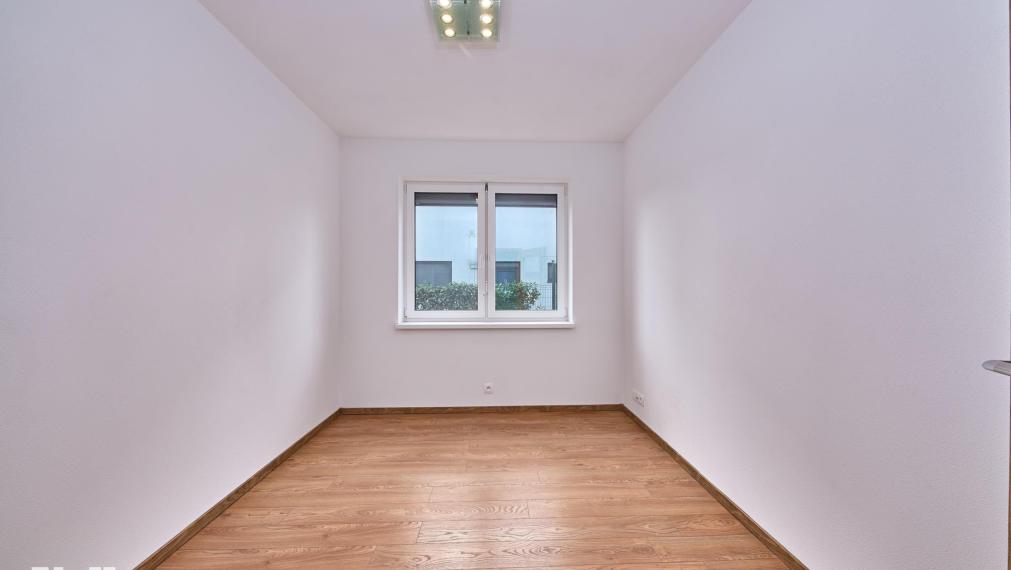 Neibrs | Alternatíva k domu - 3 izb. byt s vlastnou záhradou 557 m2, 2 parkovacie miesta, krytá terasa, skleník