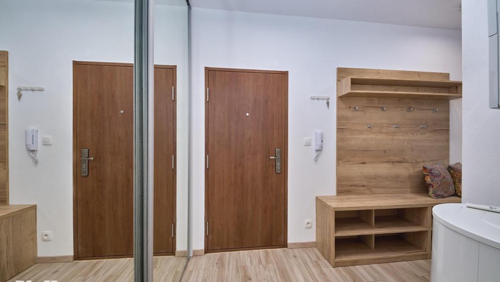 Neibrs | Alternatíva k domu - 3 izb. byt s vlastnou záhradou 557 m2, 2 parkovacie miesta, krytá terasa, skleník