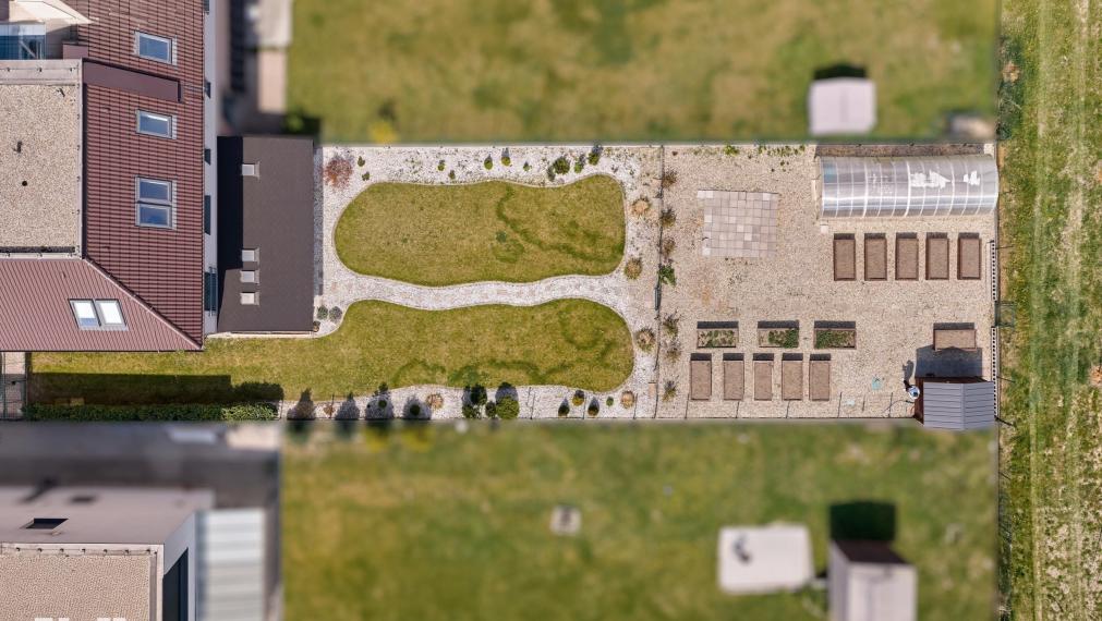 Neibrs | Alternatíva k domu - 3 izb. byt s vlastnou záhradou 557 m2, 2 parkovacie miesta, krytá terasa, skleník