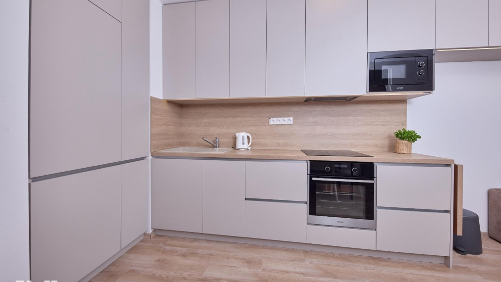 Neibrs | Slnečnice Mesto- 1 izb. byt s oddelenou spálňou a balkónom