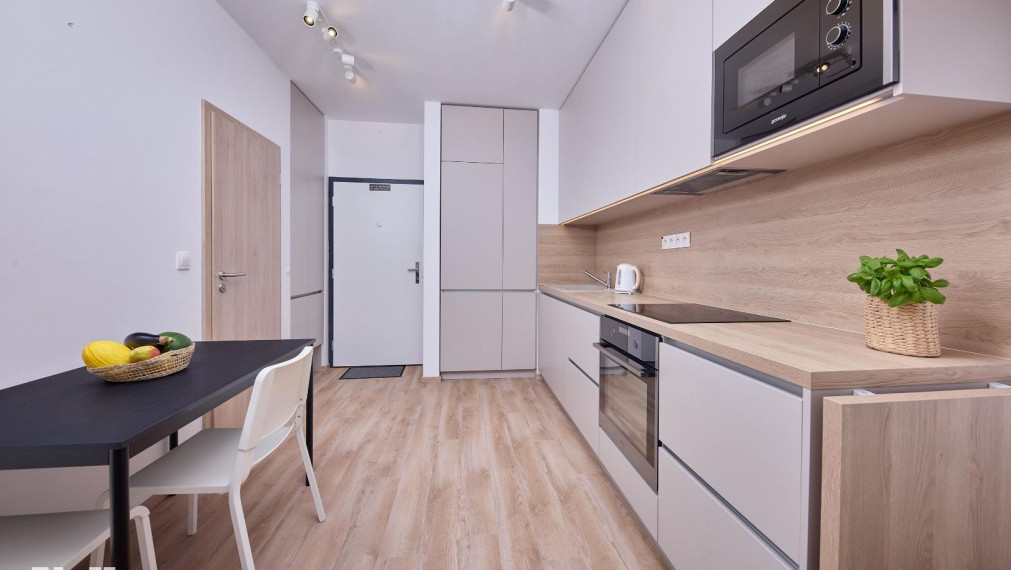 Neibrs | Slnečnice Mesto- 1 izb. byt s oddelenou spálňou a balkónom