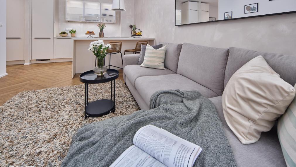 Neibrs | Vkusne zariadený 2 izb. byt v centre mesta vedľa prezidentskej záhrady, klimatizácia, loggia