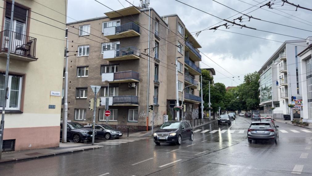 Neibrs | Na prenájom 2i zariadený byt s výťahom, 5m2 balkónom, špajzou, parkovaním, Palisády, Staré mesto Bratislava I