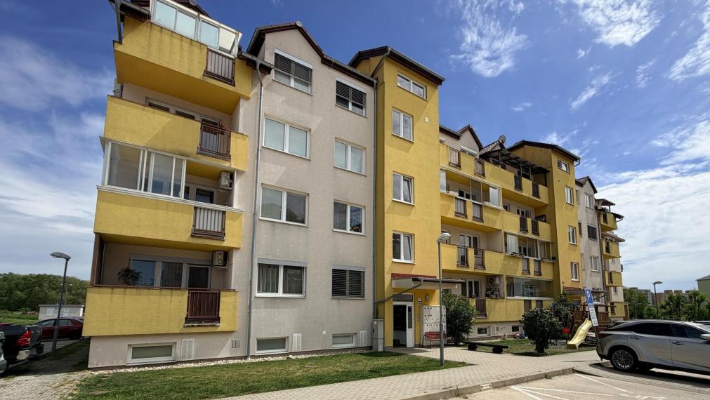 Neibrs | Príjemný 2 izb. byt so šatníkom, loggia cez dve izby, výťah, parkovacie miesto vedľa domu