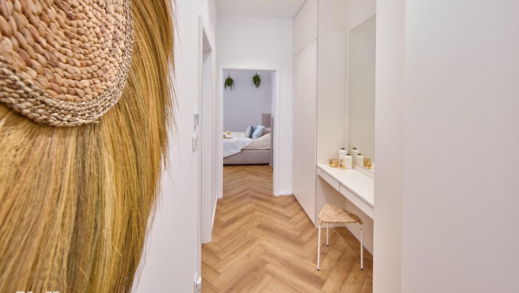 Neibrs | Elegantný 2 izb. byt v centre mesta vedľa prezidentskej záhrady, klimatizácia, loggia