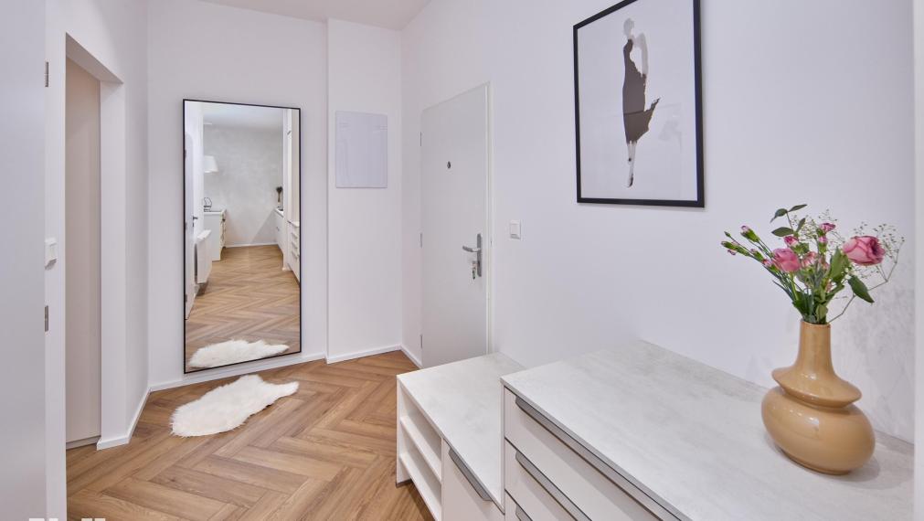 Neibrs | Elegantný 2 izb. byt v centre mesta vedľa prezidentskej záhrady, klimatizácia, loggia