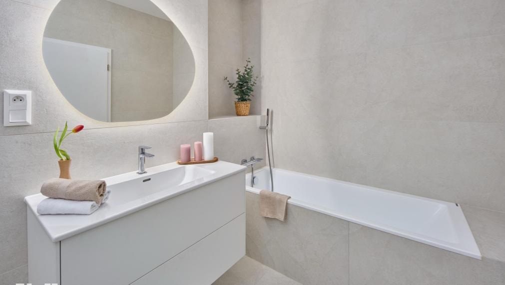 Neibrs | Elegantný 2 izb. byt v centre mesta vedľa prezidentskej záhrady, klimatizácia, loggia