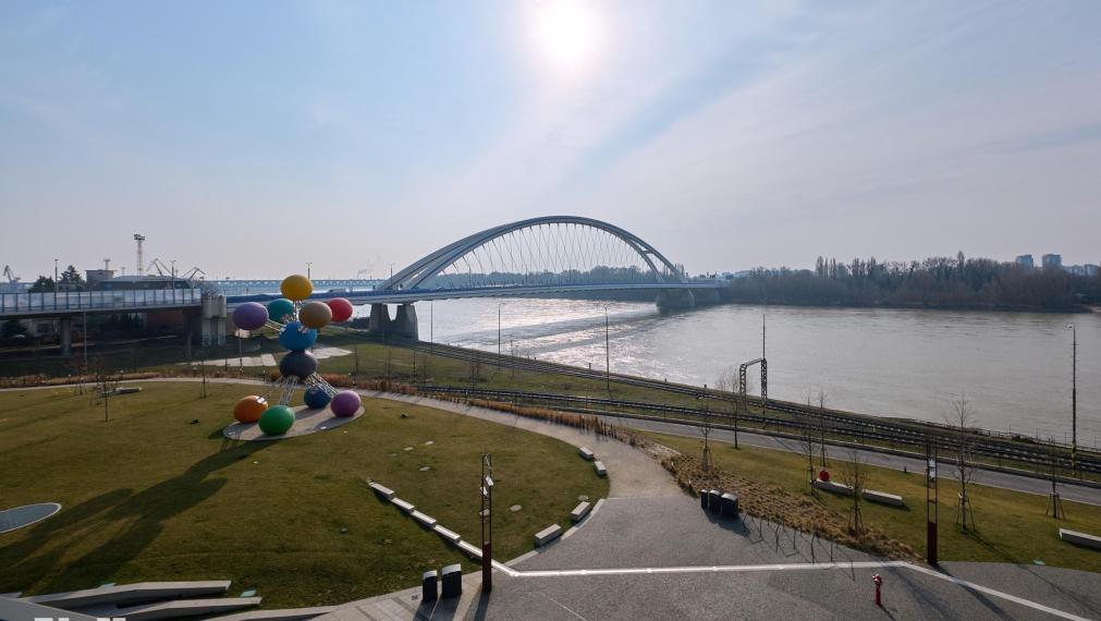 Neibrs | REZERVOVANÉ- Eurovea Riverside | Prenájom luxusného 4- izbového bytu, 2x parking, 2x pivničná kobka