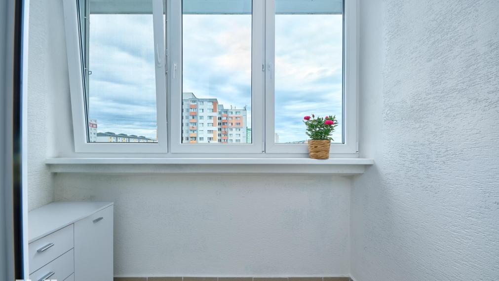 Neibrs | 3 izb. byt, vyhľadávaná lokalita blízko Draždiaku,  čiastočná rekonštrukcia, loggia