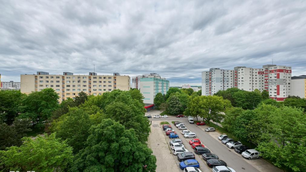 Neibrs | 3 izb. byt, vyhľadávaná lokalita blízko Draždiaku,  čiastočná rekonštrukcia, loggia