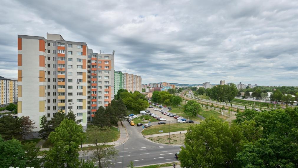 Neibrs | 3 izb. byt, vyhľadávaná lokalita blízko Draždiaku,  čiastočná rekonštrukcia, loggia