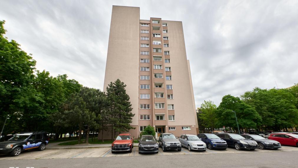 Neibrs | 3 izb. byt, vyhľadávaná lokalita blízko Draždiaku,  čiastočná rekonštrukcia, loggia