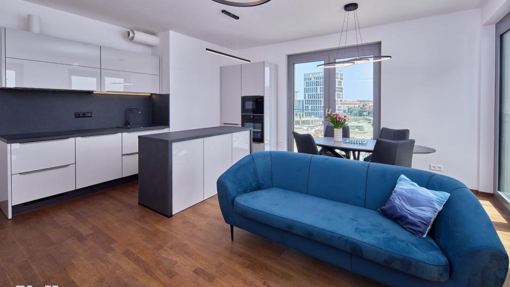 Neibrs | 3 izb byt Metropolis, centrum, chladenie, 2x balkón, parking