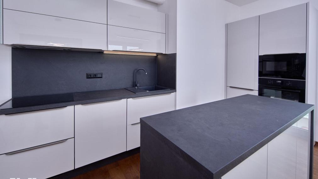 Neibrs | 3 izb byt Metropolis, centrum, chladenie, 2x balkón, parking