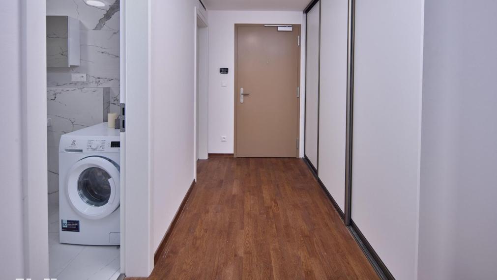 Neibrs | 3 izb byt Metropolis, centrum, chladenie, 2x balkón, parking