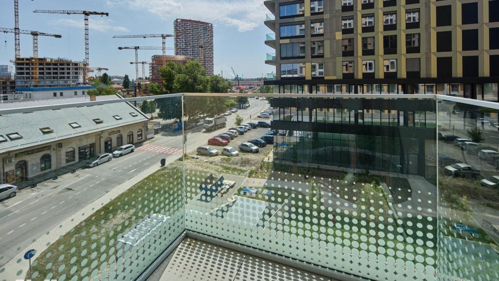 Neibrs | 3 izb byt Metropolis, centrum, chladenie, 2x balkón, parking